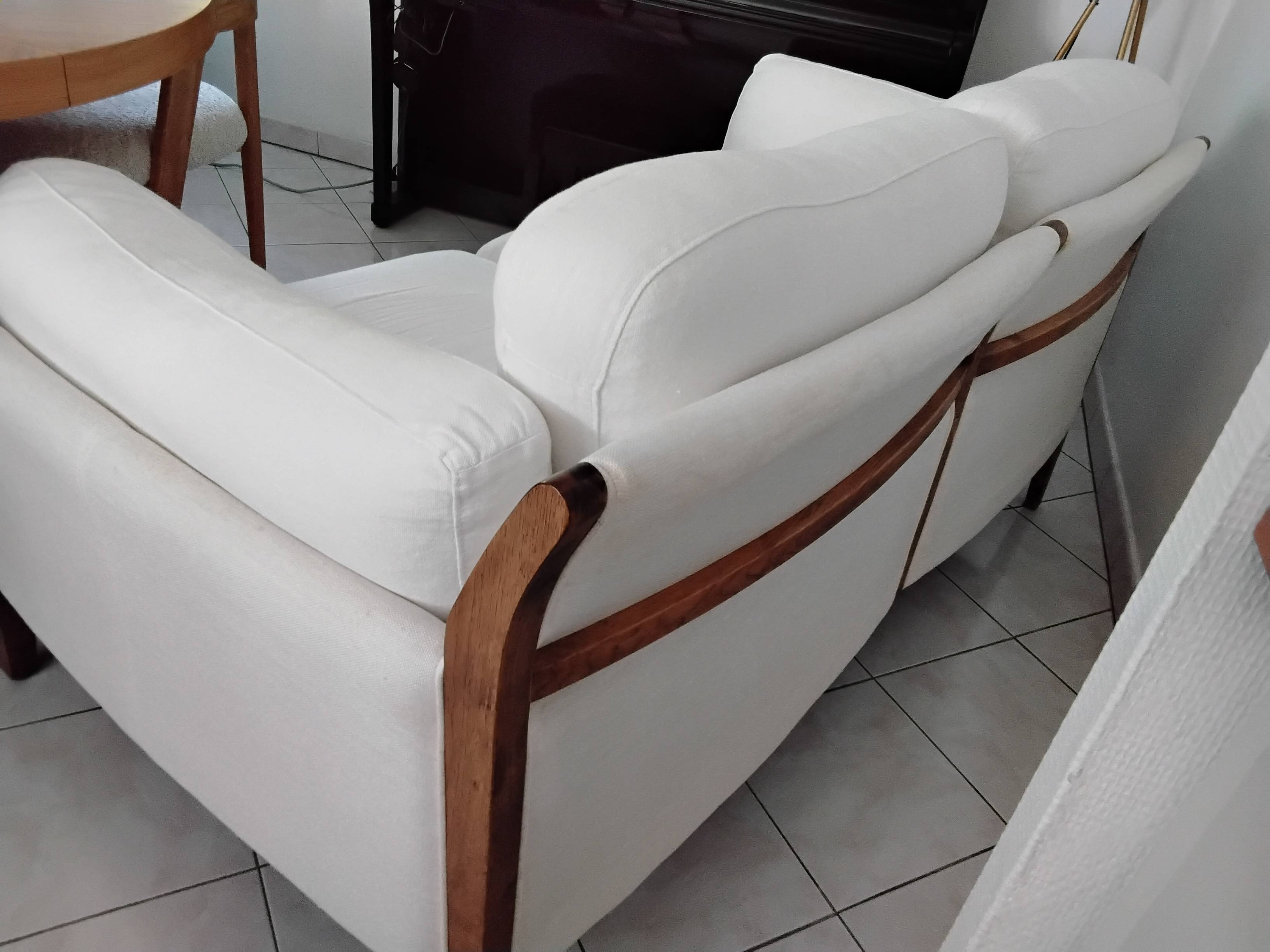 Two-seater sofa in linen and solid oak