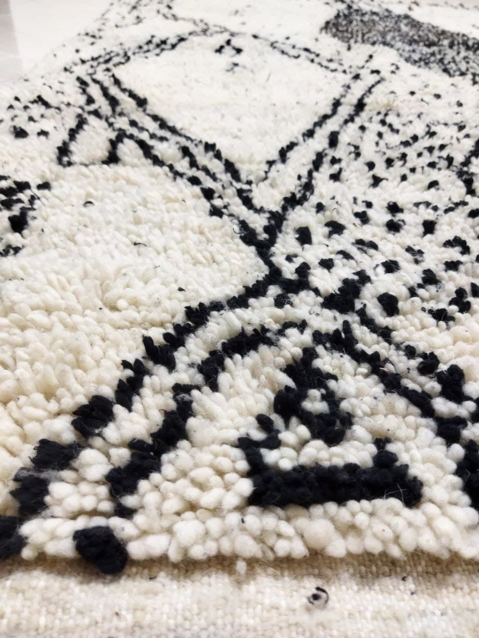 Tapis marocain en laine berbère noir et blanc 235 x 145cm