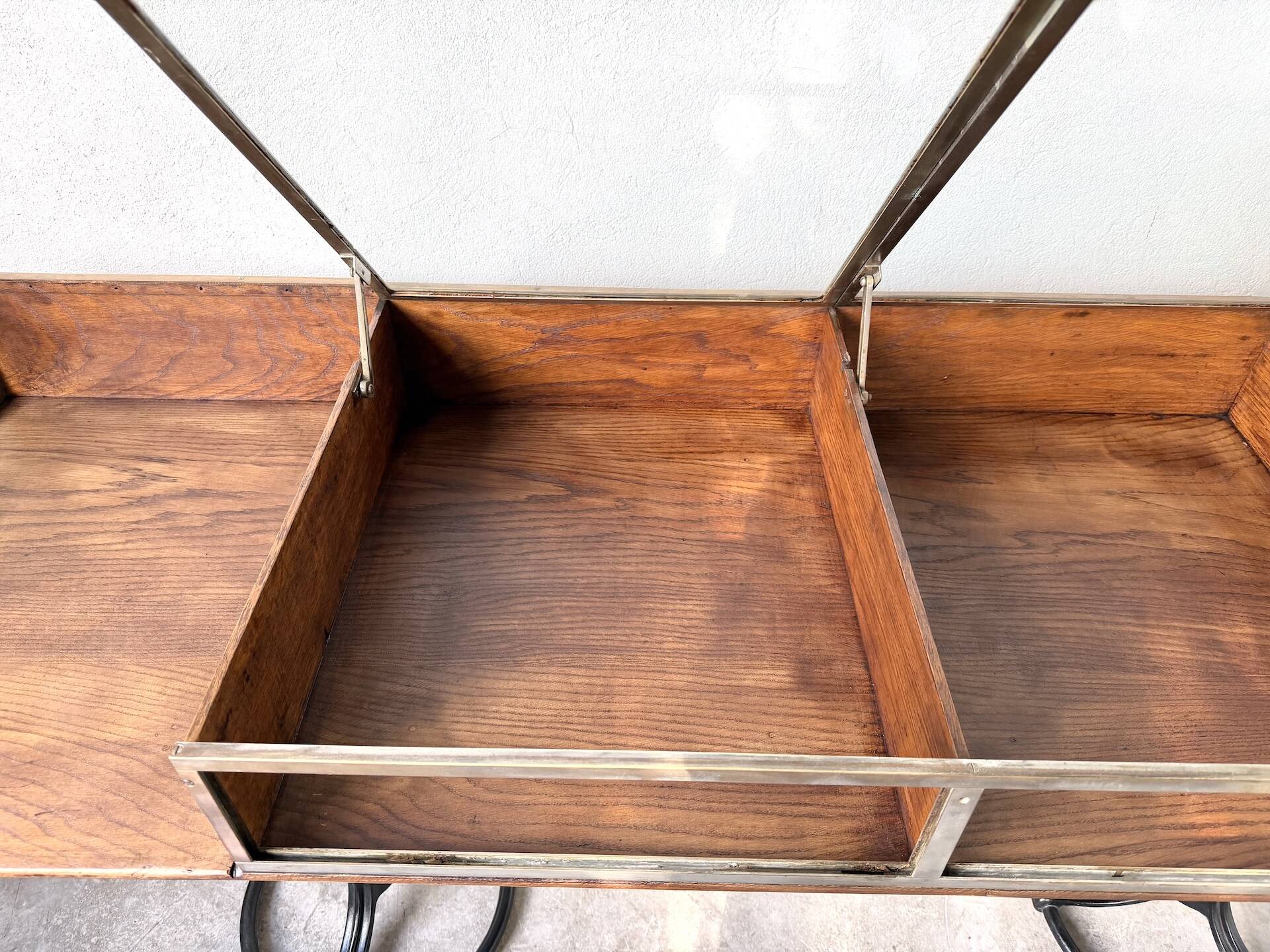 Oak and brass-mounted display cabinet on legs – Circa 1950