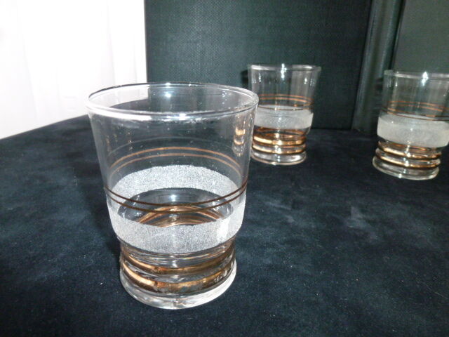 Set de 4 verres de table vintage granités blanc et filés or