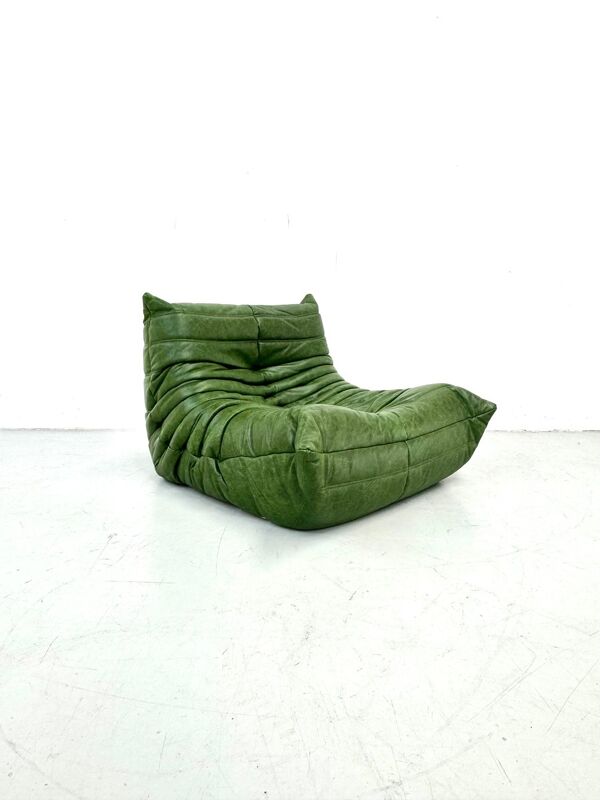 Fauteuil Togo en cuir vert forêt attribué à Michel Ducaroy pour Ligne Roset.