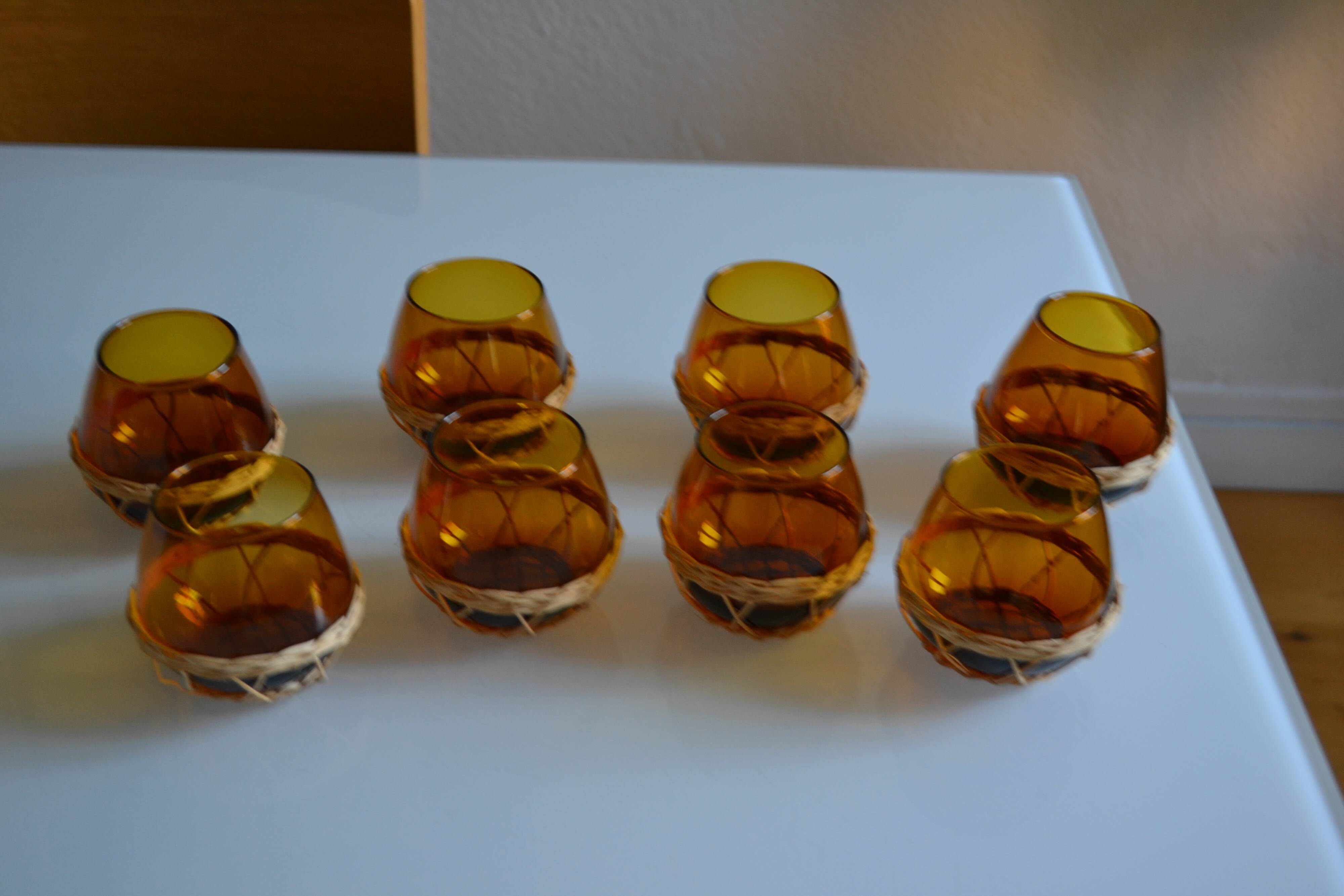 Set of 8 amber glasses & vintage rattan 1970