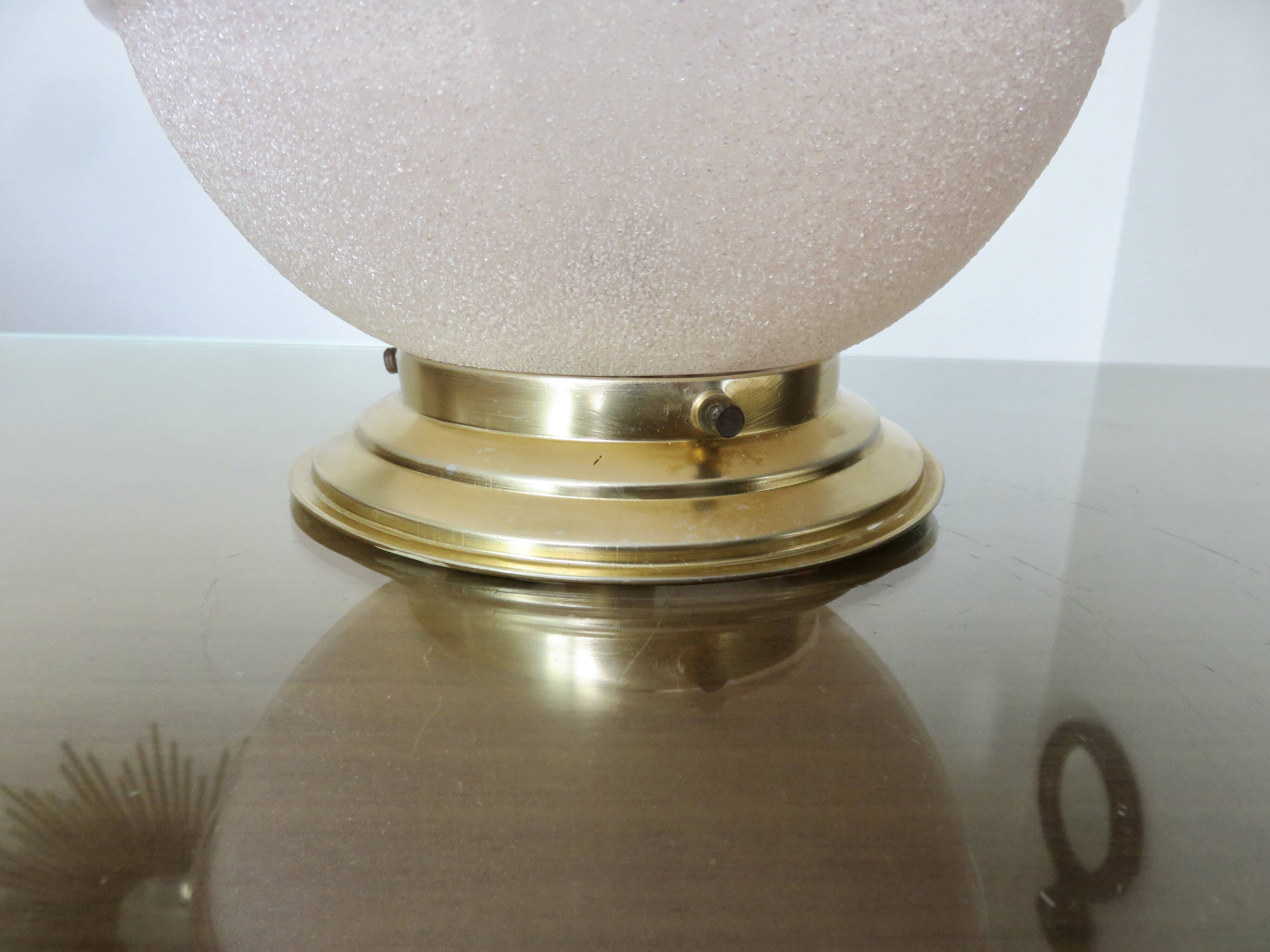 Plafonnier "globe" en verre granité rose,  liserés dorés, vers 1950 ou 1960