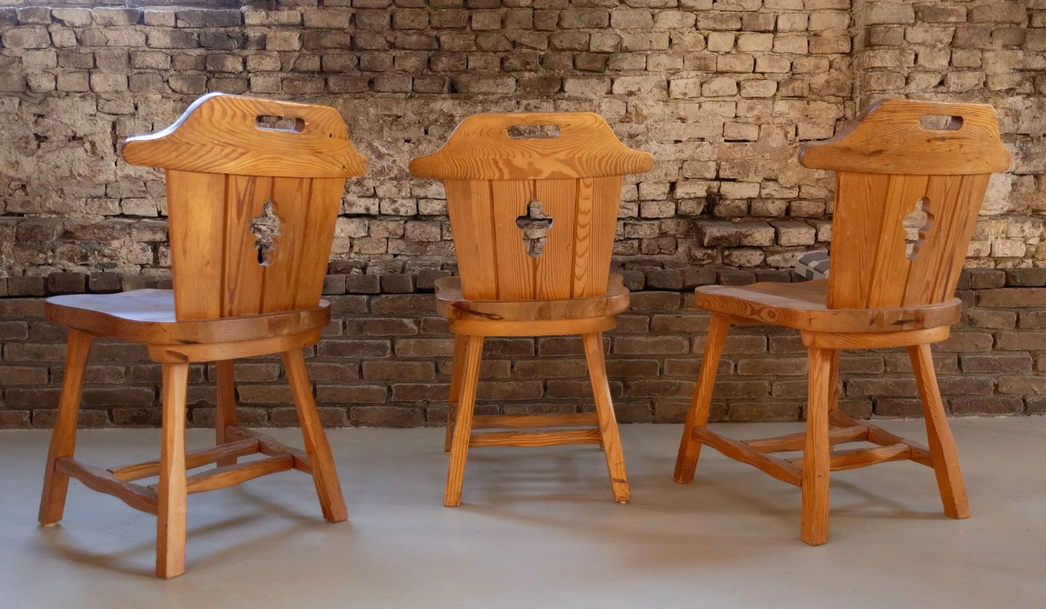 Set of four sculptural pine dining chairs – 1970s