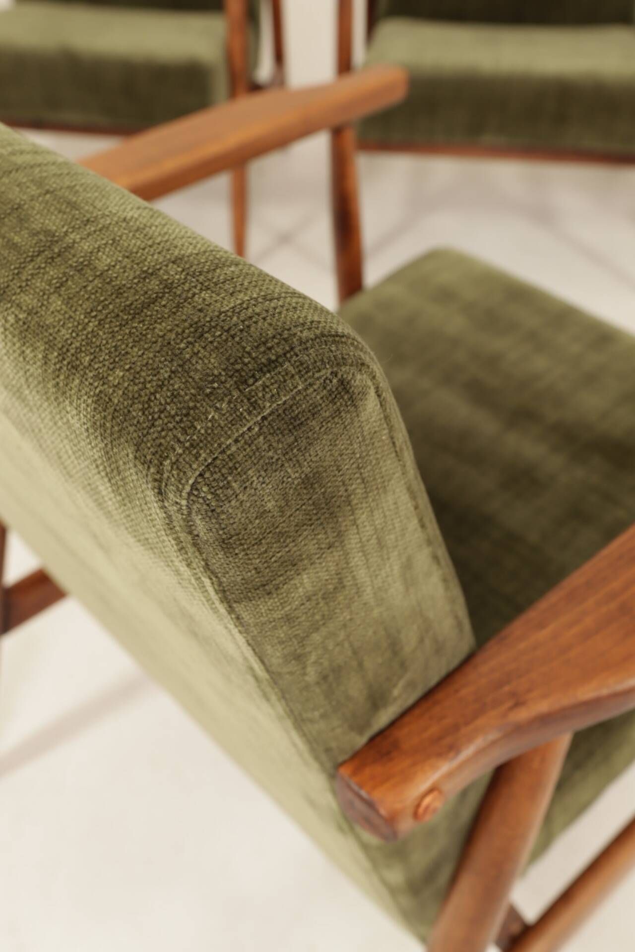 Ensemble de 4 Fauteuils Mid-Century Modern – Velours olive vert 
