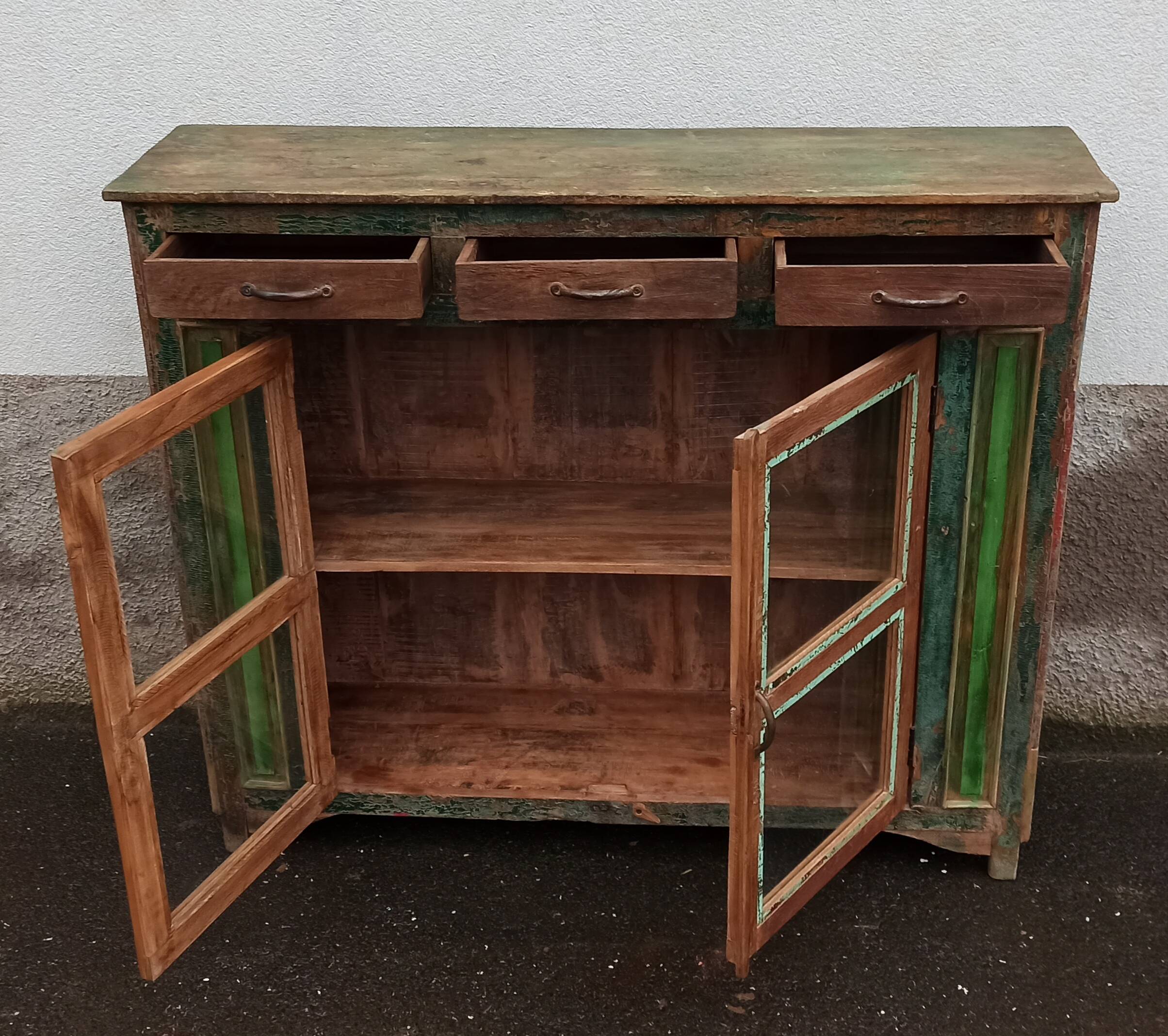 Glazed wooden sideboard with 2 doors