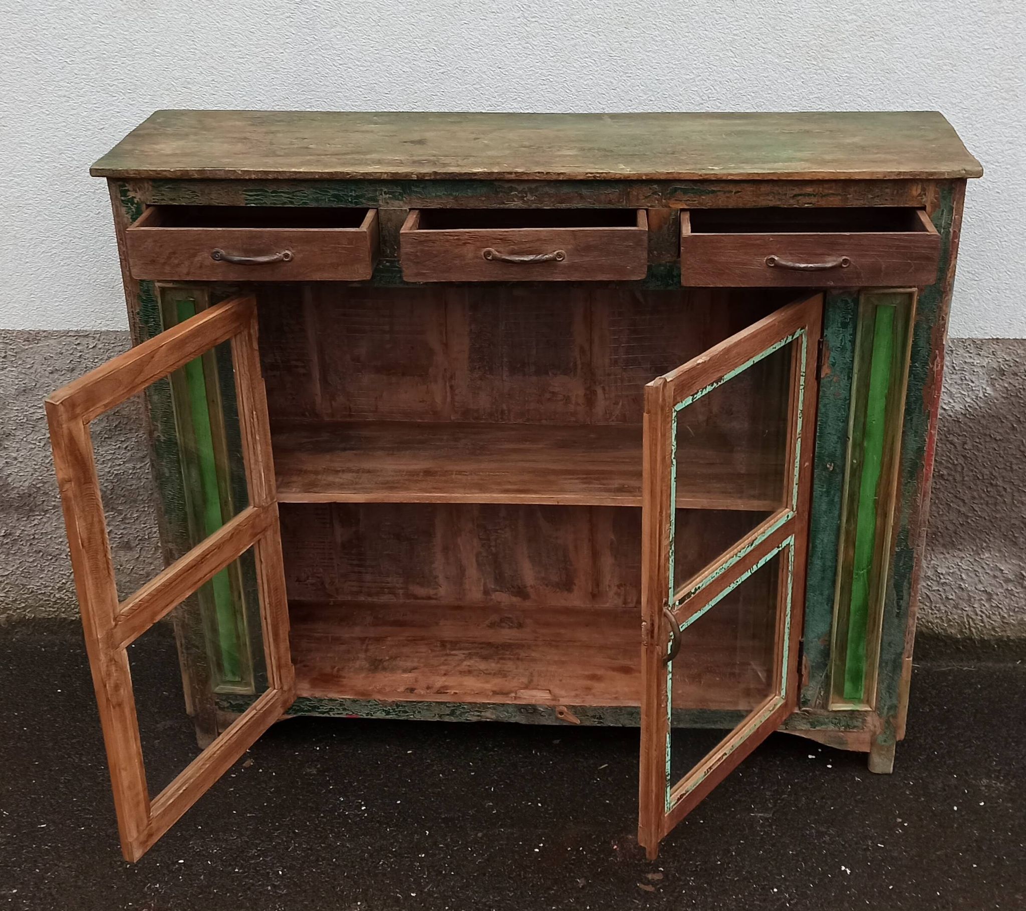 Glazed wooden sideboard with 2 doors