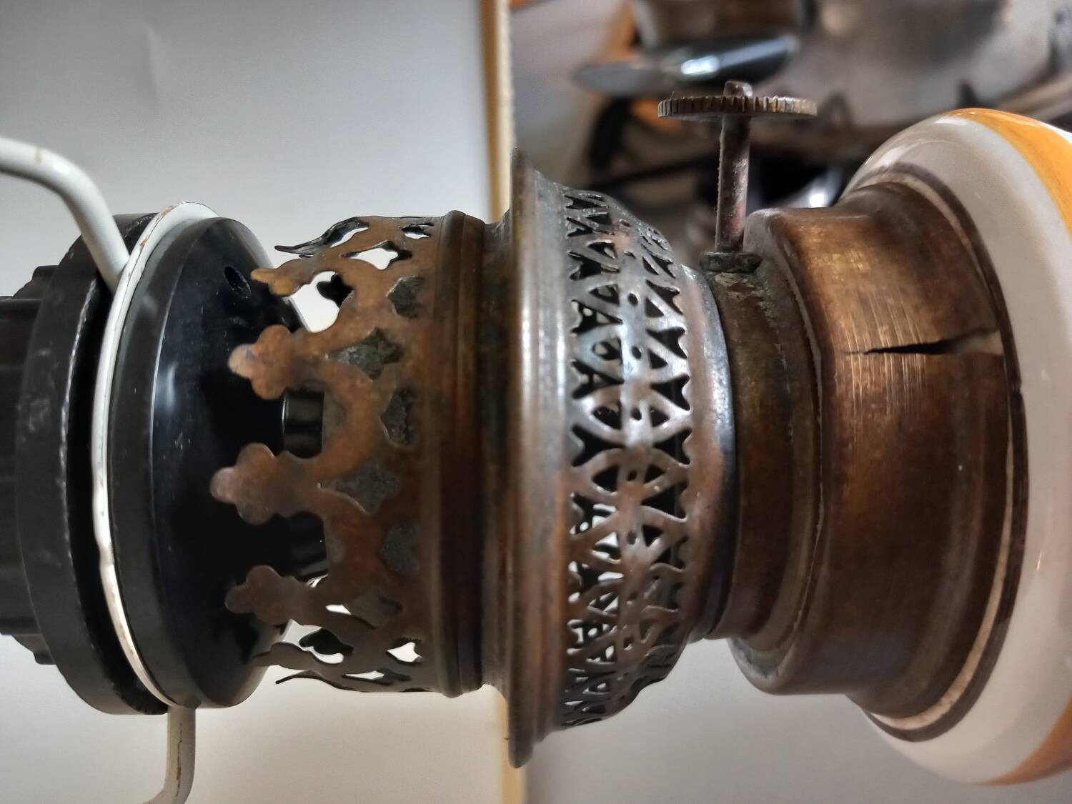 Lampe ancienne en faïence d'art de Rodez