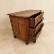 Louis XV walnut commode, 18th century