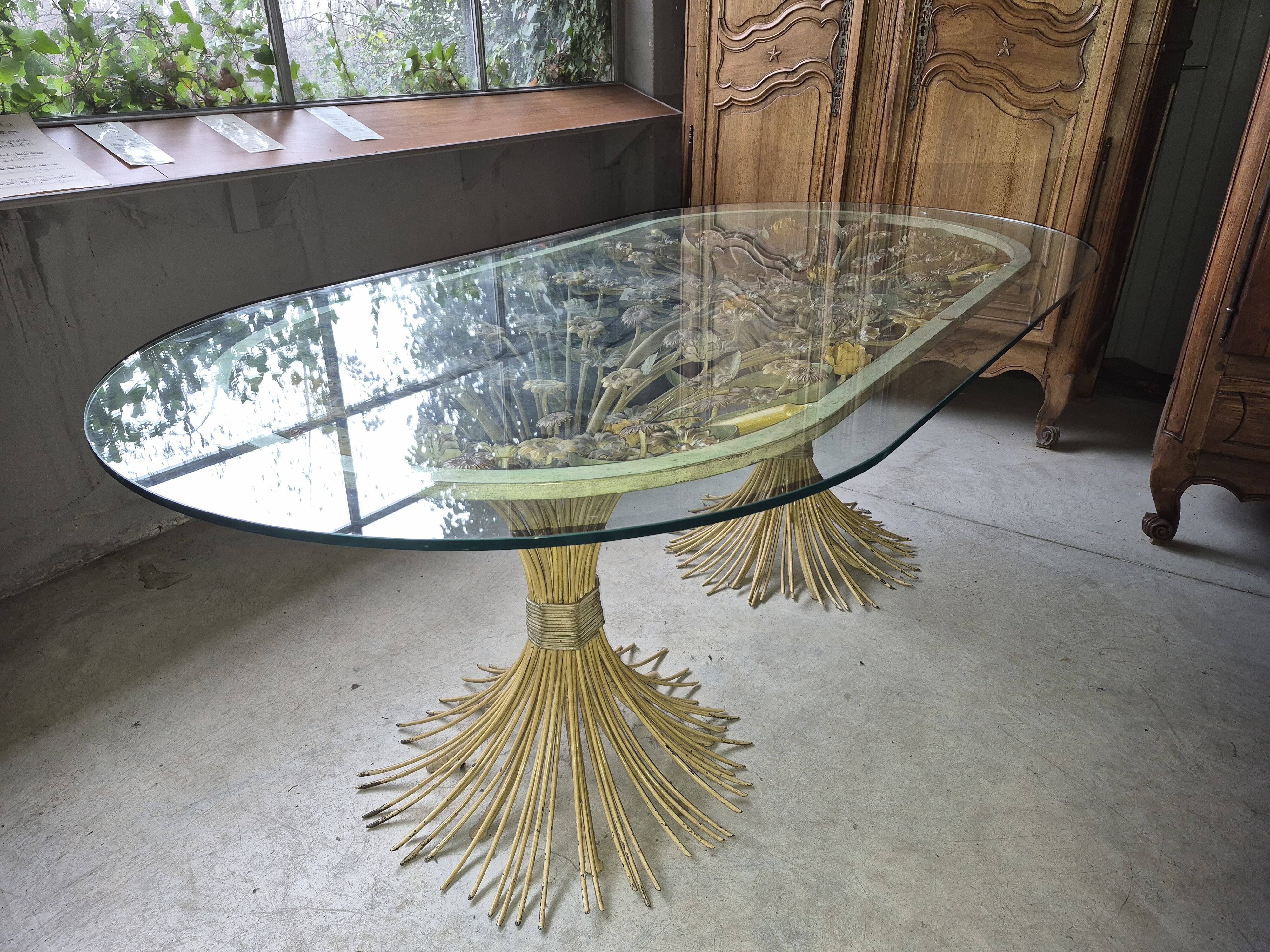 Dining table with an original and timeless wheat sheaf design.