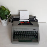 Functional portable typewriter , Royal