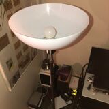 Discreet floor lamp