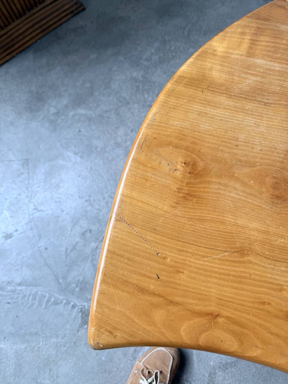 Tables basses en orme formant une goutte