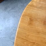 Tables basses en orme formant une goutte