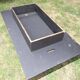 Table basse par Jean Claude Mahey laque et filet de laiton