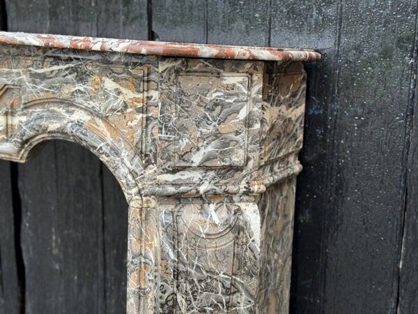 Cheminée Régence en marbre gris des Ardennes, XVIIIème siècle