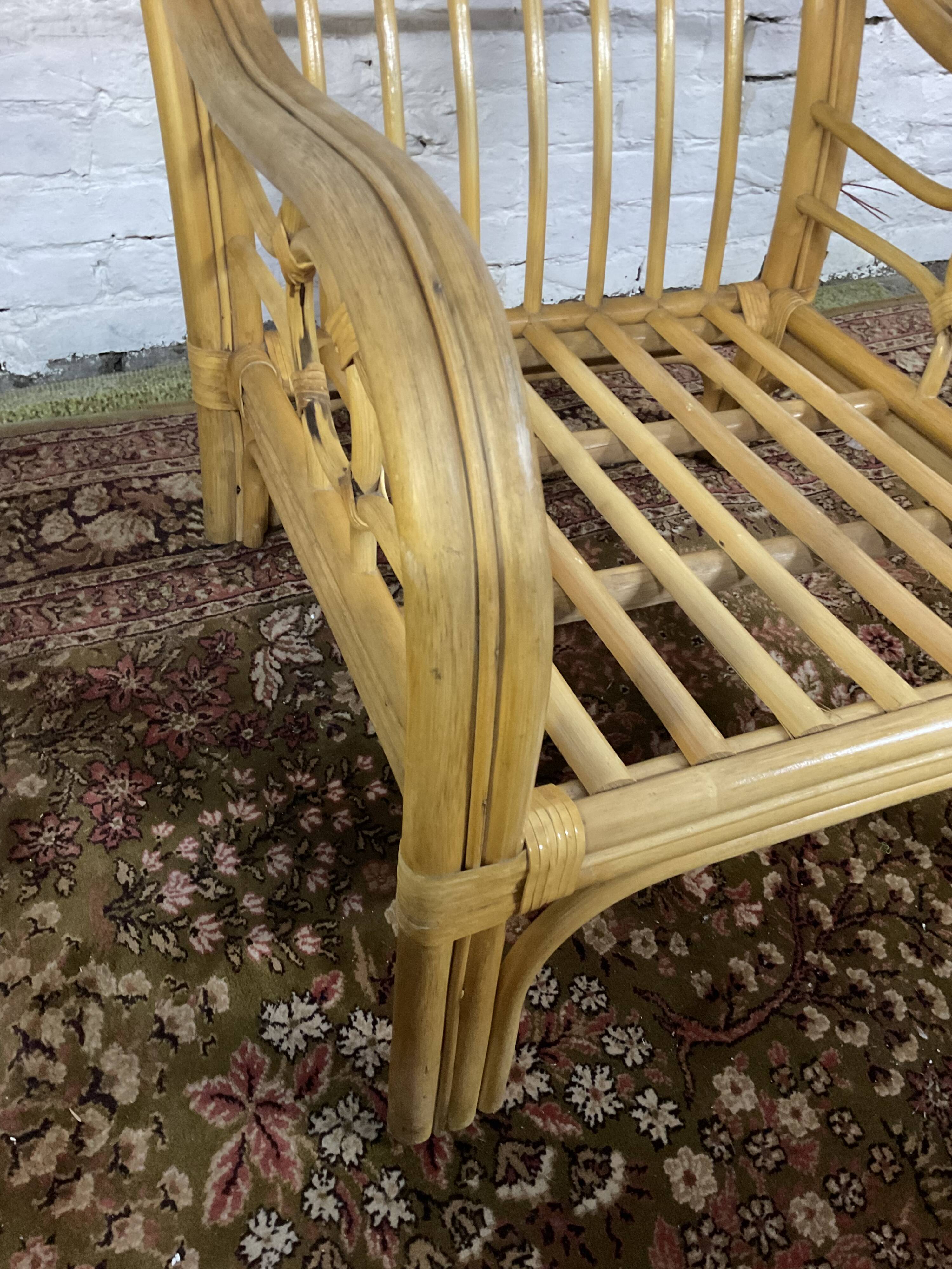 Fauteuil chauffeuse vintage en rotin des années 70