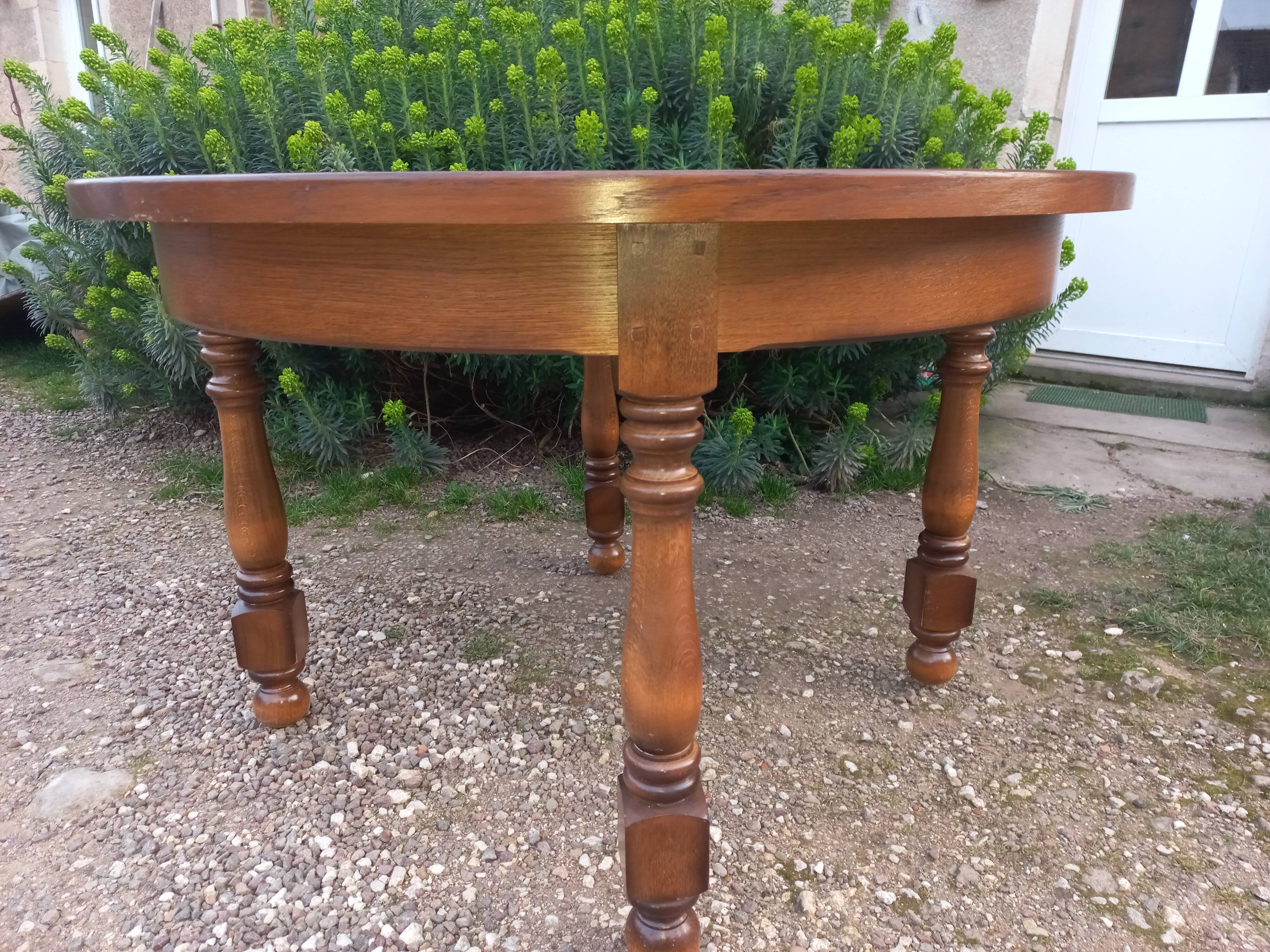 Table and 4 chairs + extension