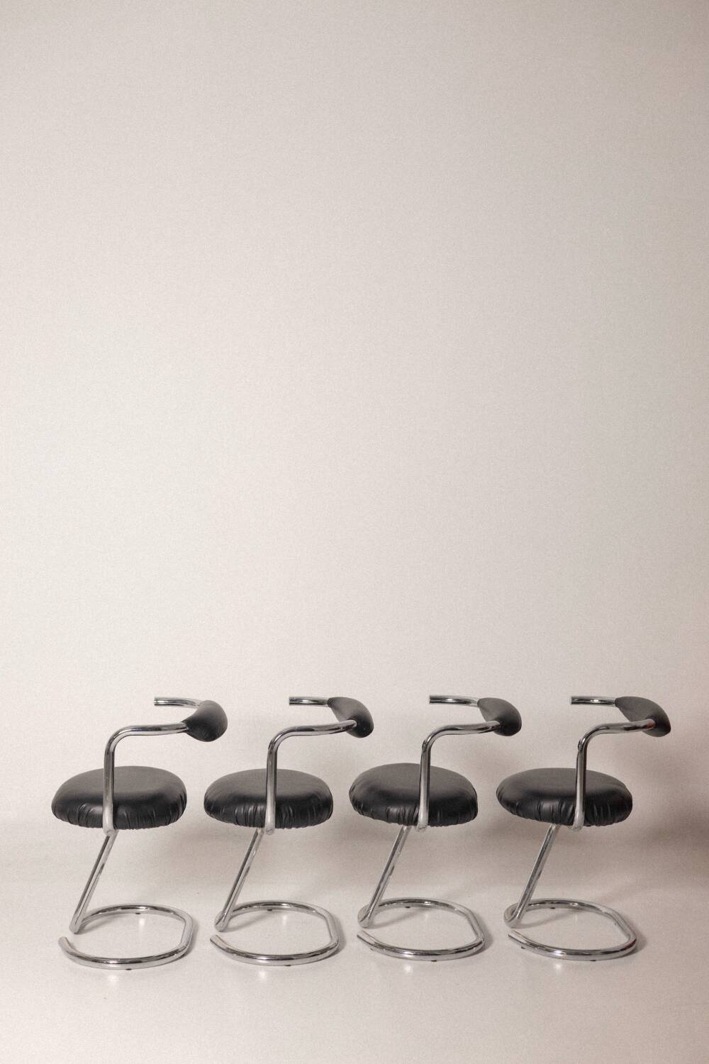 4 chaises cobra de giotto stoppino