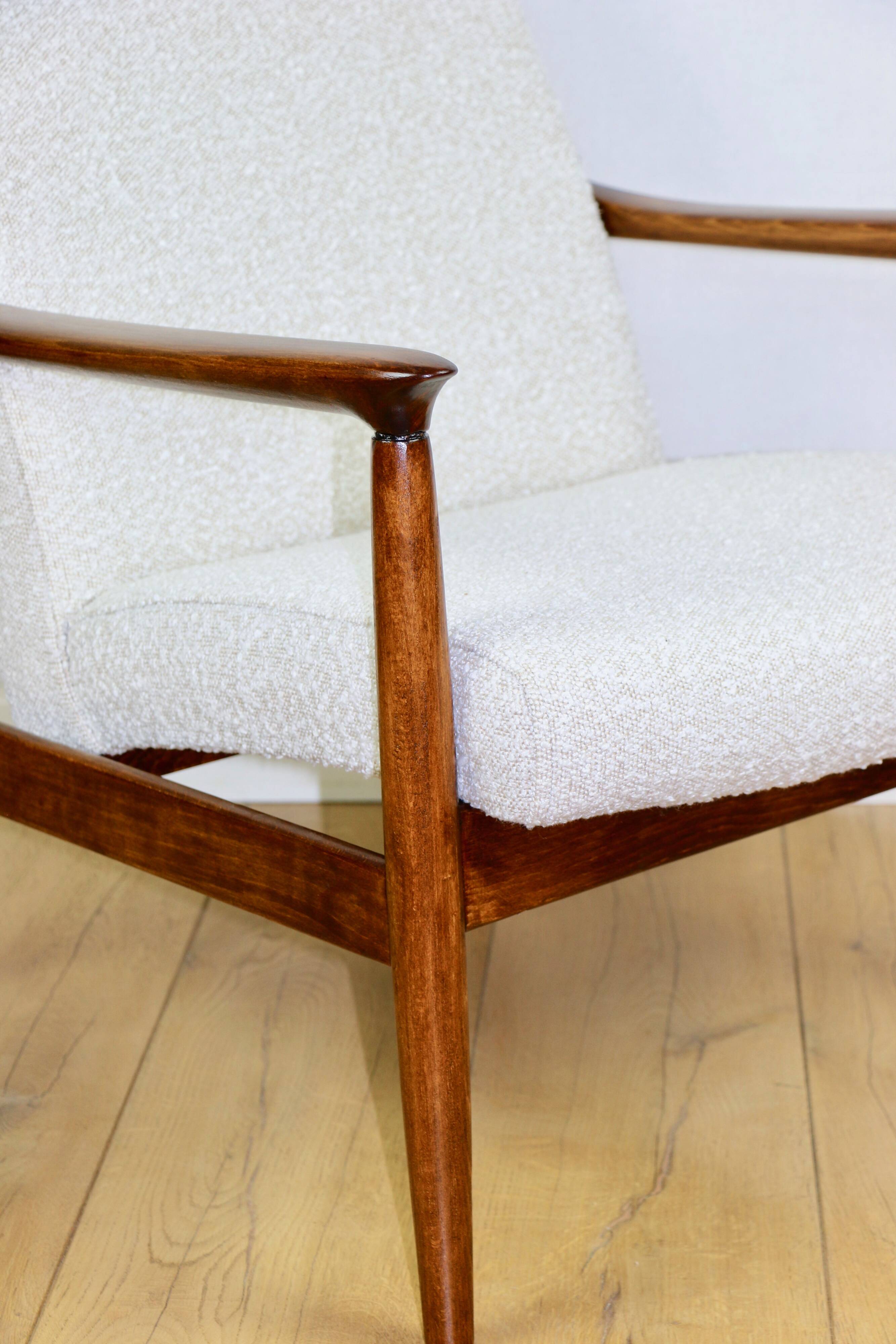 Fauteuil GFM-64, conçu par Edmund Homa dans les années 70, blanc ivoire - 2 pièces disponibles.