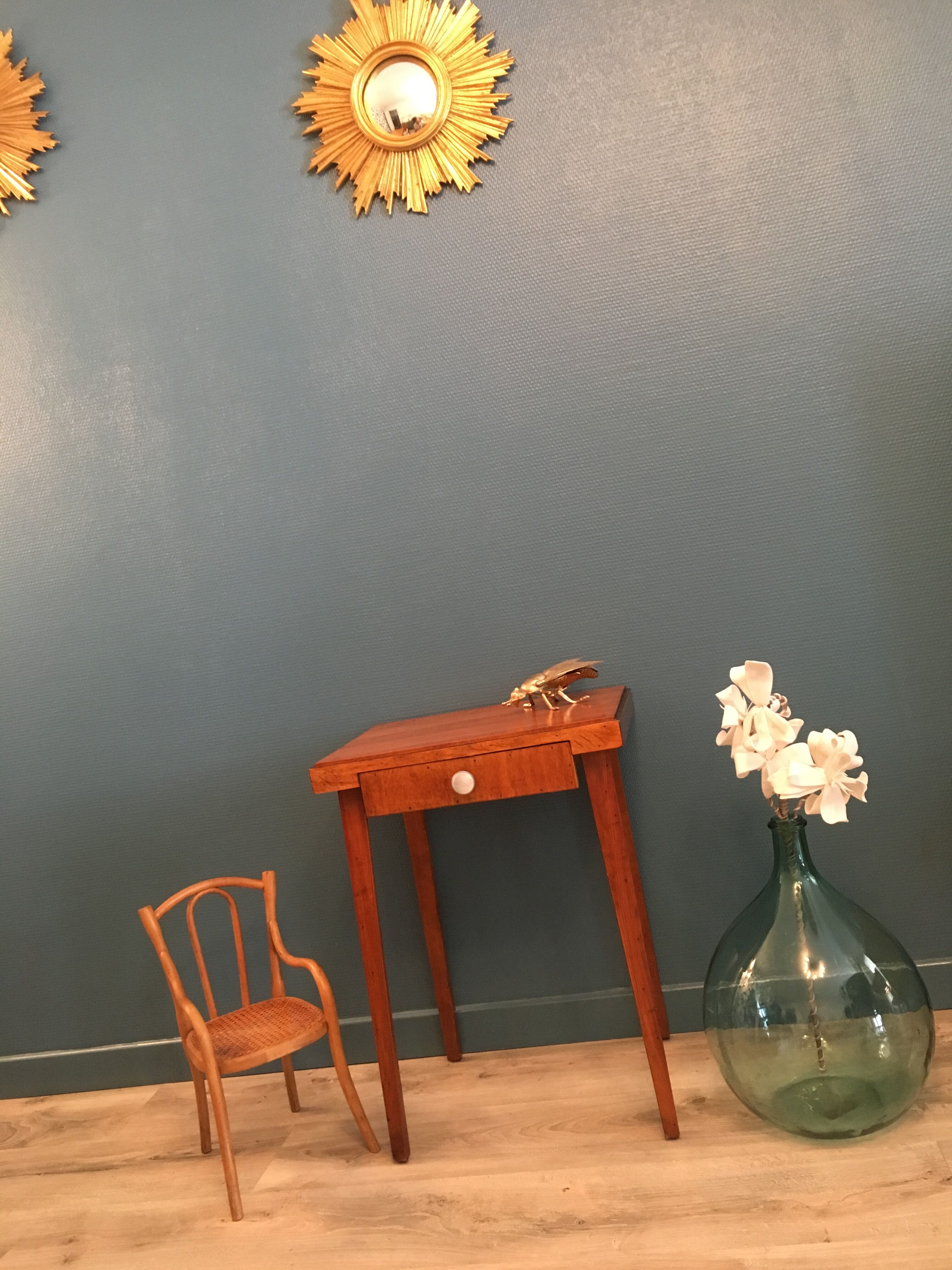 Art Deco 1940 side table compass feet