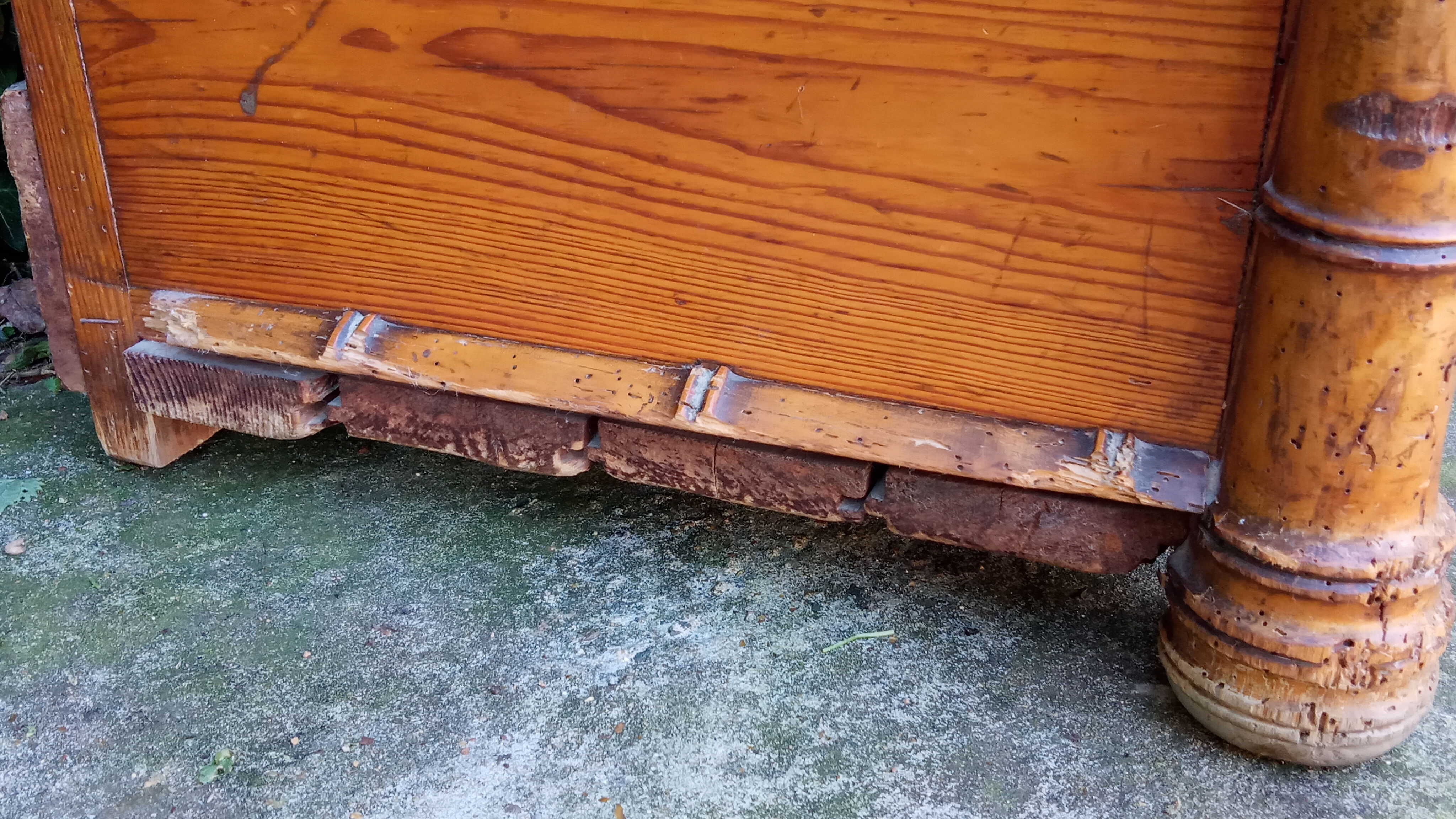 Early 20th century wardrobe in turned pine and pitch pine