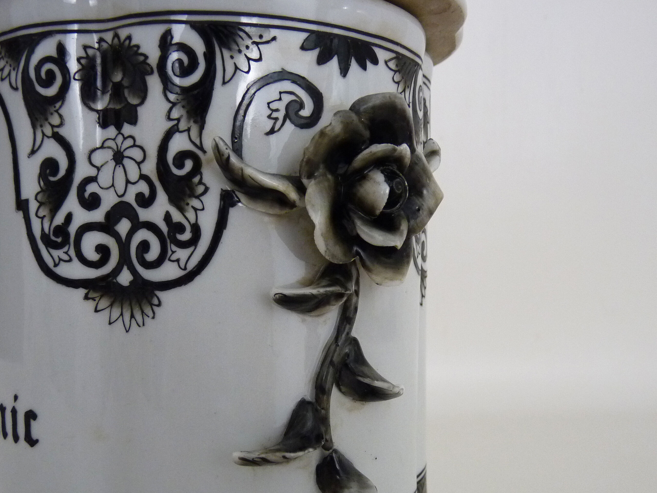 Chasonic porcelain medicine jar, hand painted. XIXth