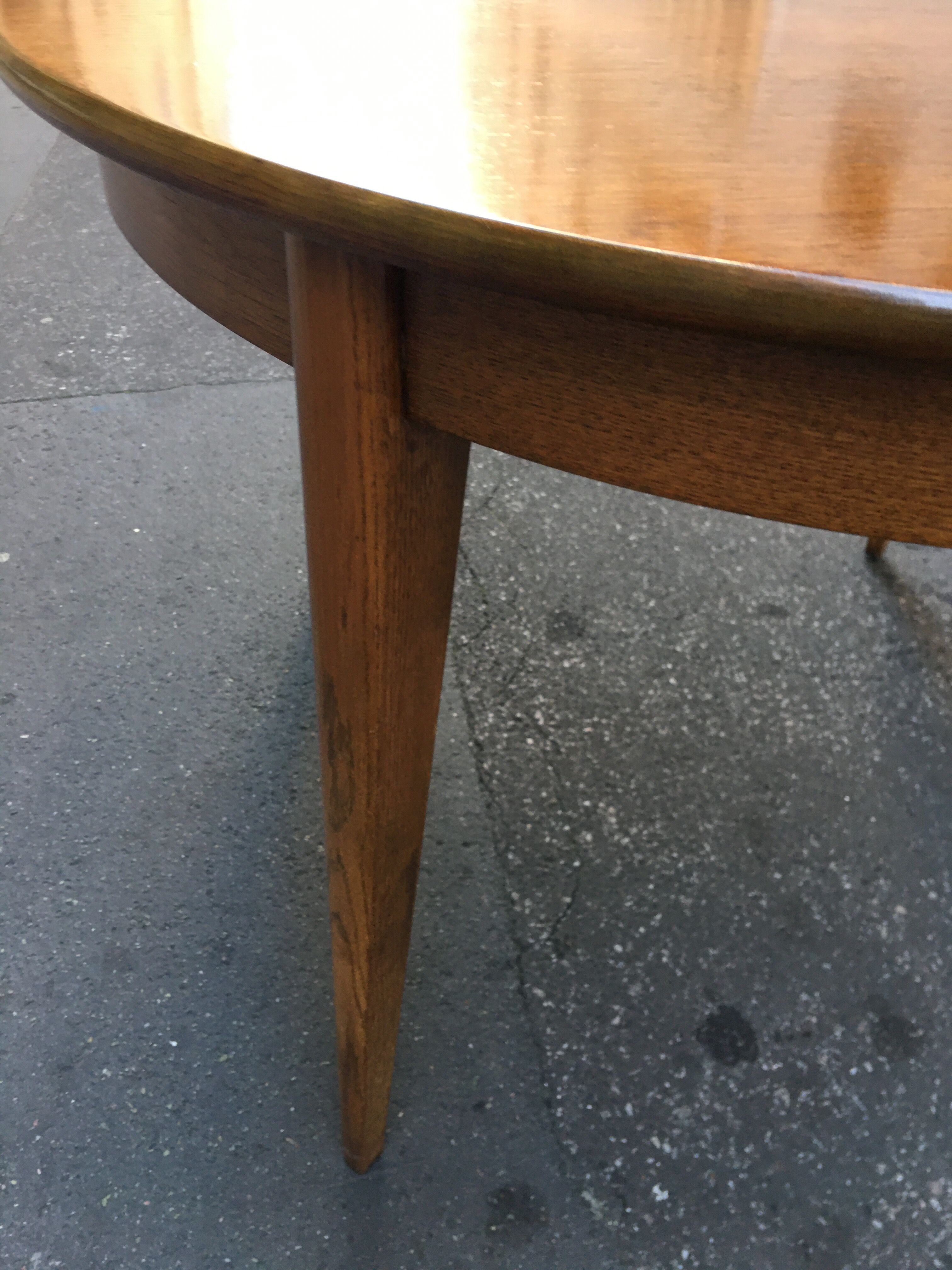 Table ronde scandinave avec verre