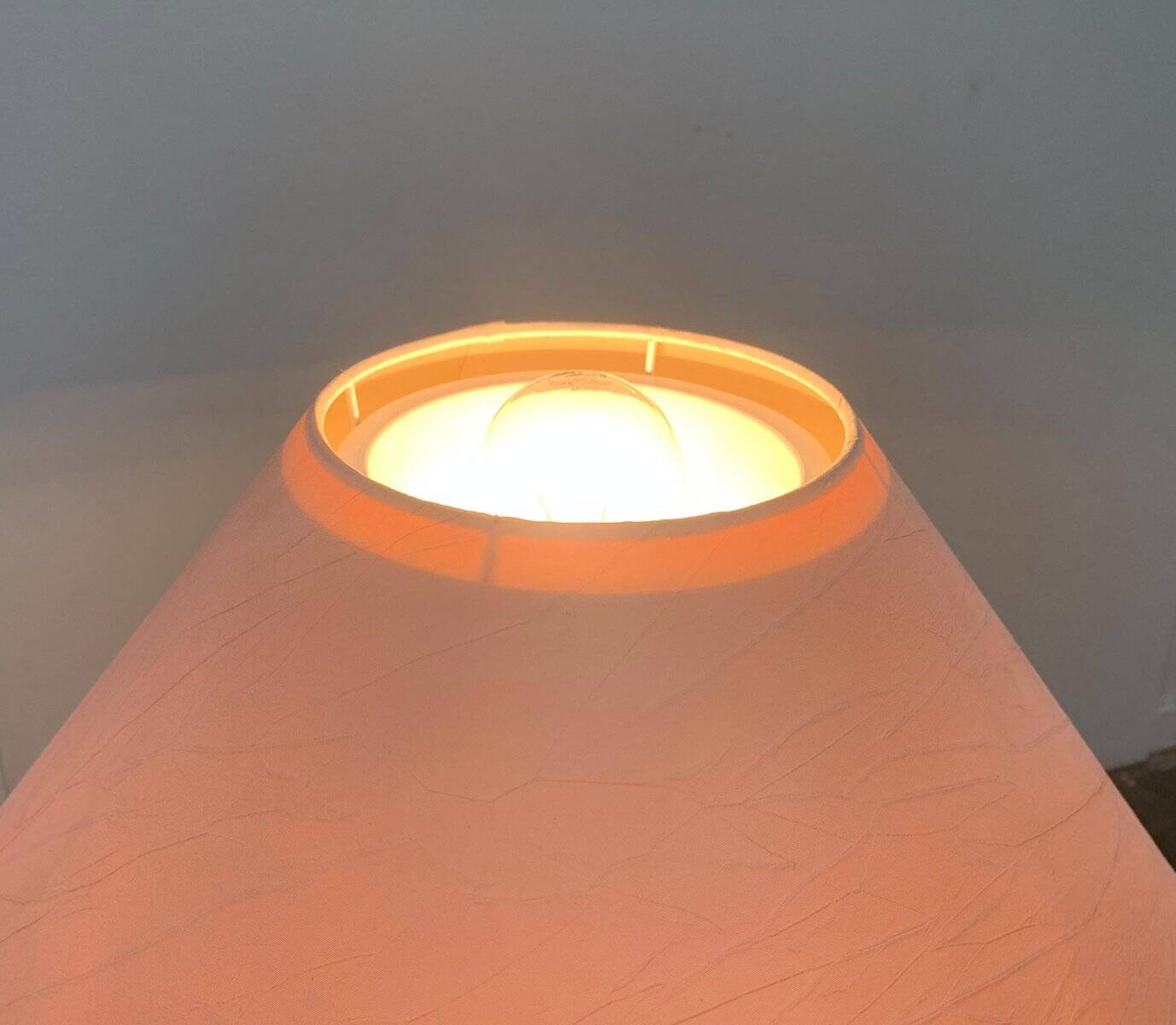 Adjustable floor lamp