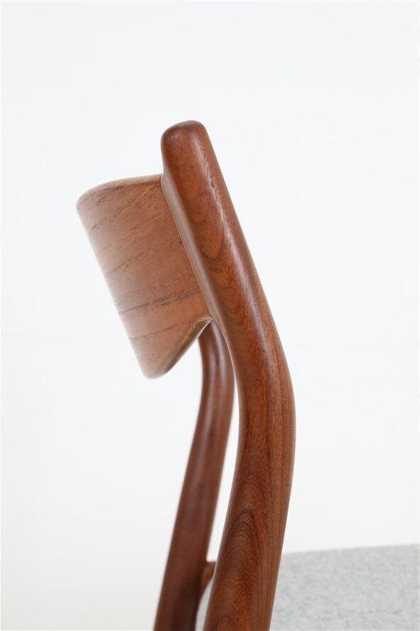 Chaise en teck Ærthøj Jensen & Mølholm entièrement restaurée avec un revêtement en feutre de laine / Design danois moderne du milieu du siècle / Années 1960