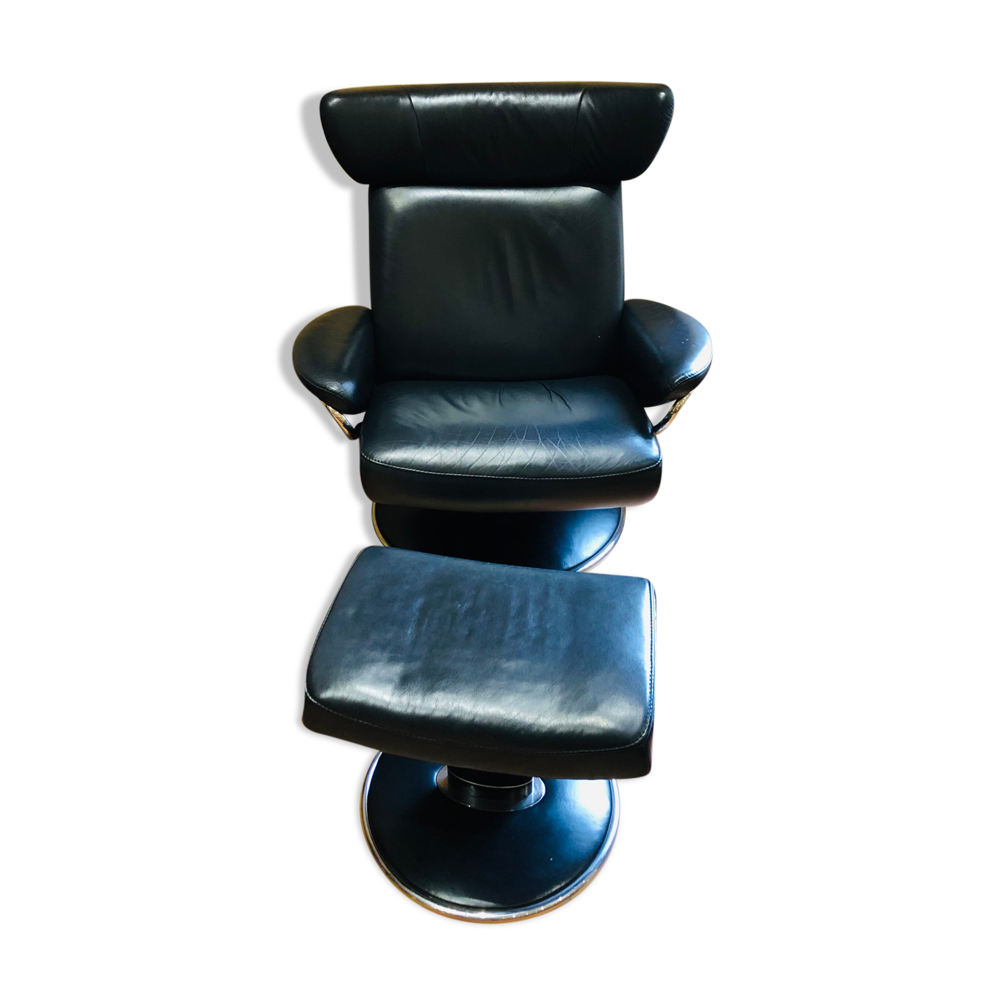 Black leather armchair stressless model jazz and its footrest