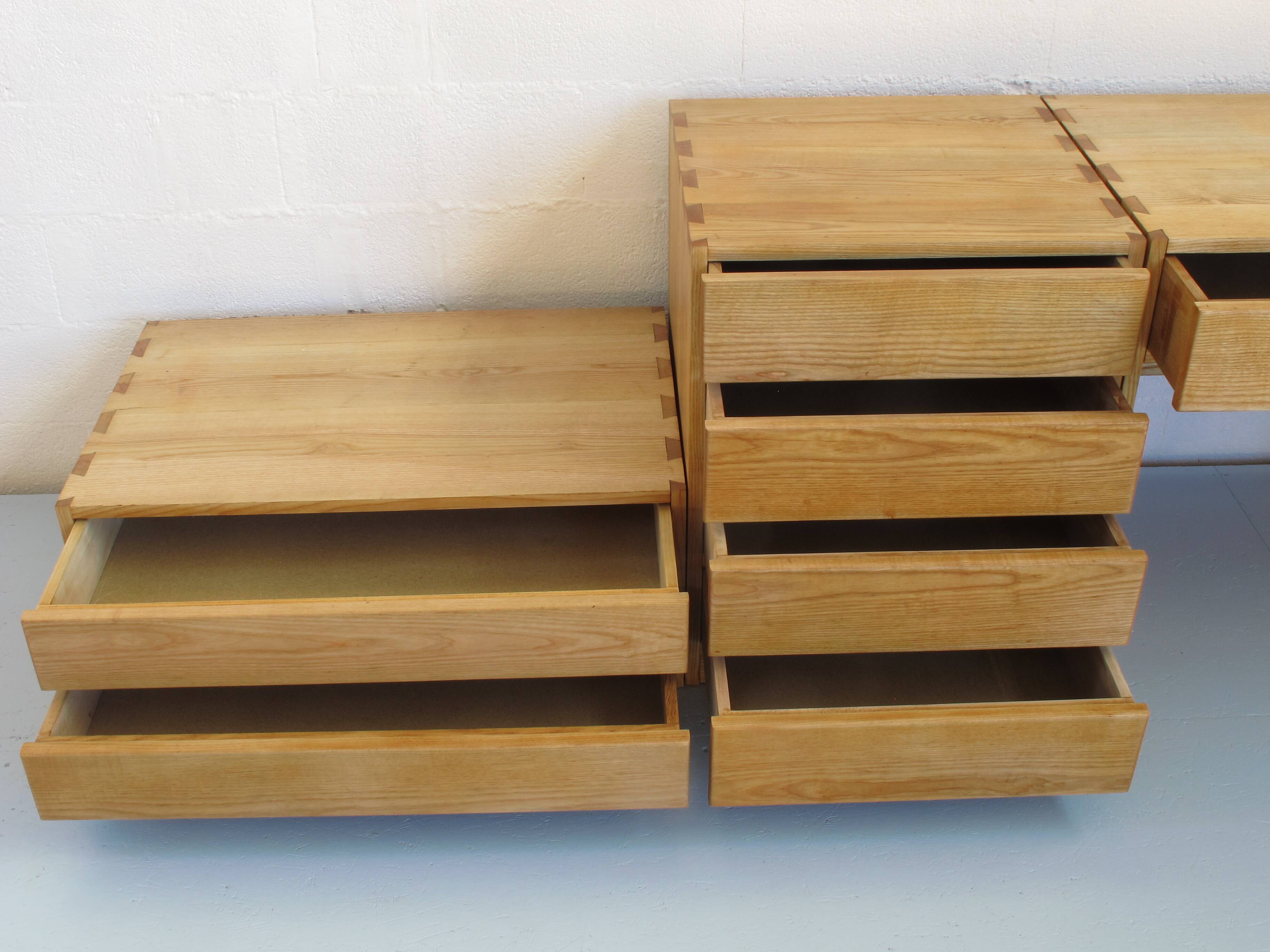 Trois commodes et consoles à tiroirs en frêne naturel huilé