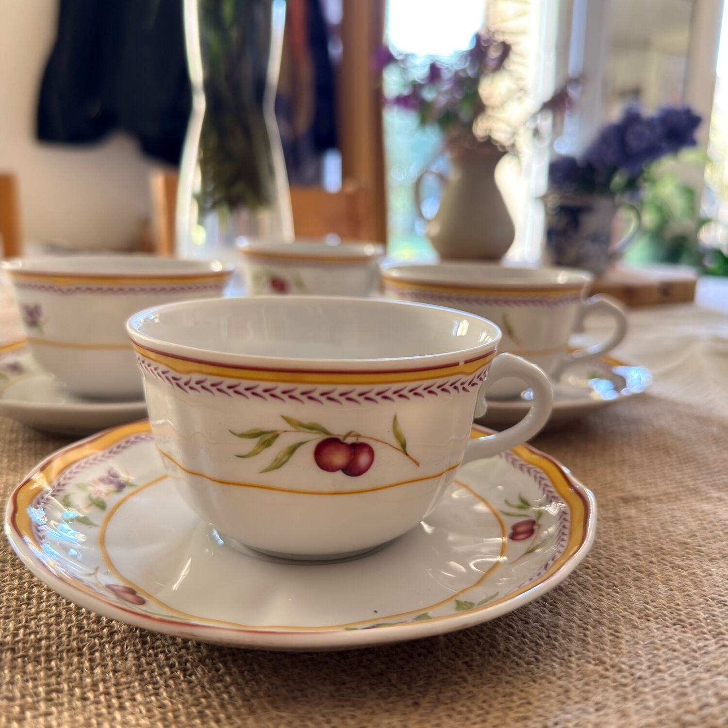 Lot de 4 tasses & soucoupes en porcelaine — Bruno Evrard, modèle Myrtille