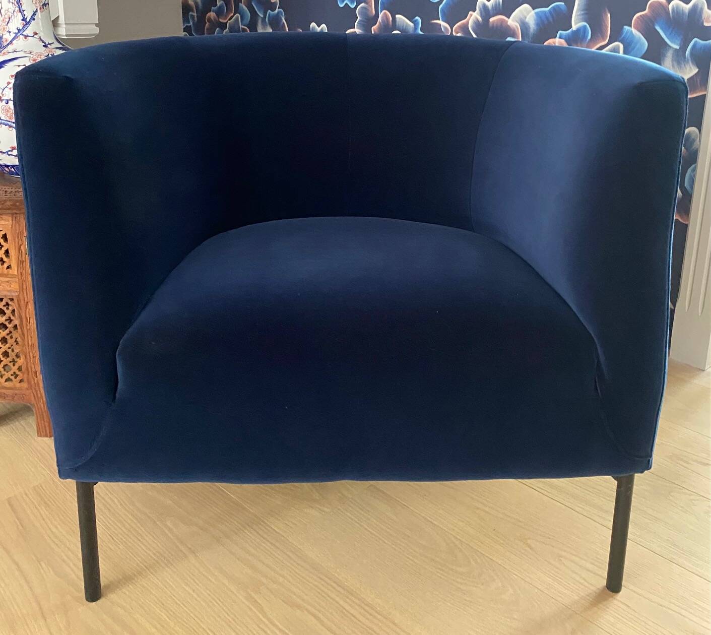 Fauteuil SITS Bob par Steven Schilte – velours Dedar bleu de Prusse