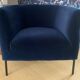 Fauteuil SITS Bob par Steven Schilte – velours Dedar bleu de Prusse