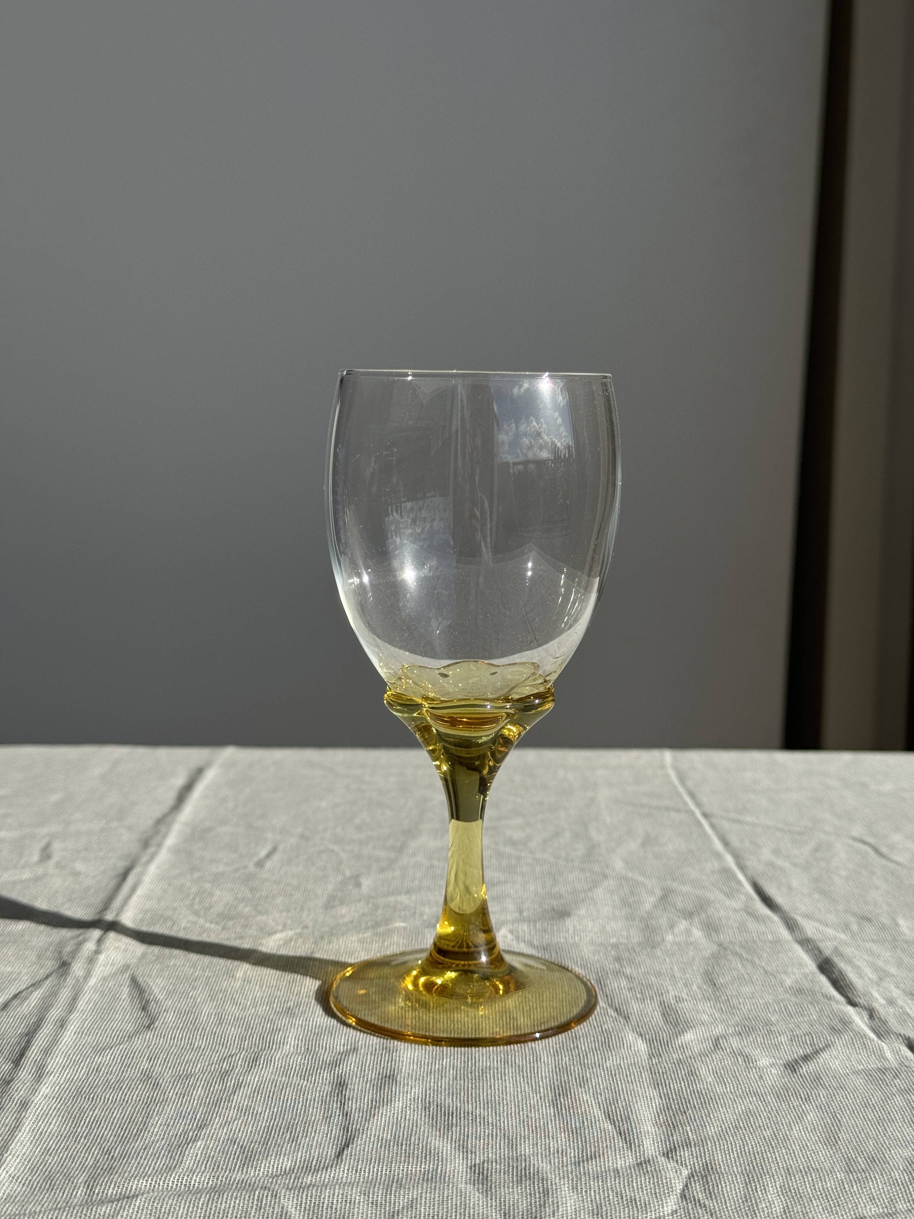 Set of 6 vintage yellow stemmed glasses: consisting of 4 large and 2 small.