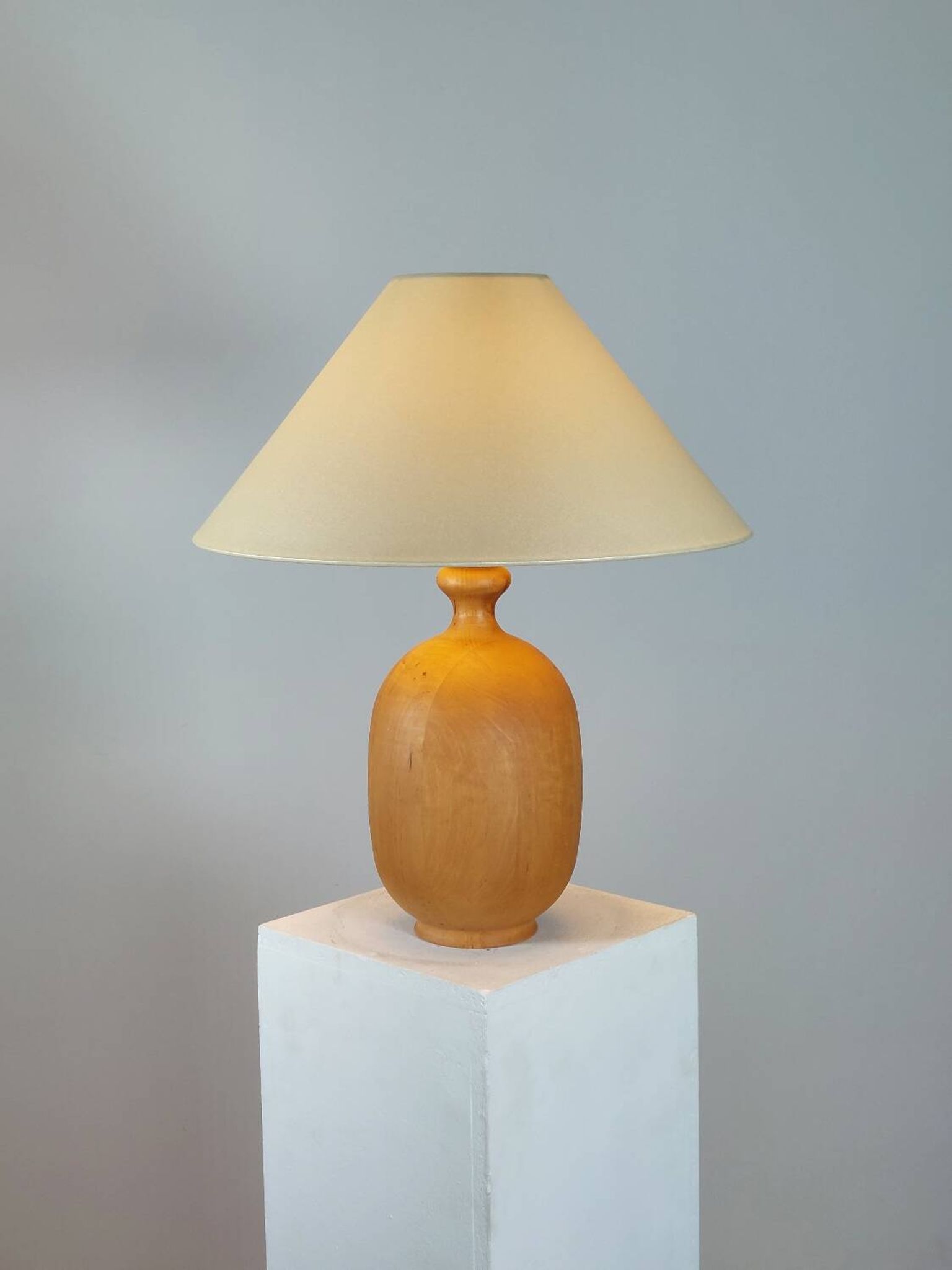 Rare lampe de table vintage en bois par Dyrlund Danemark.