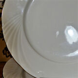 Cinq assiettes de table en porcelaine