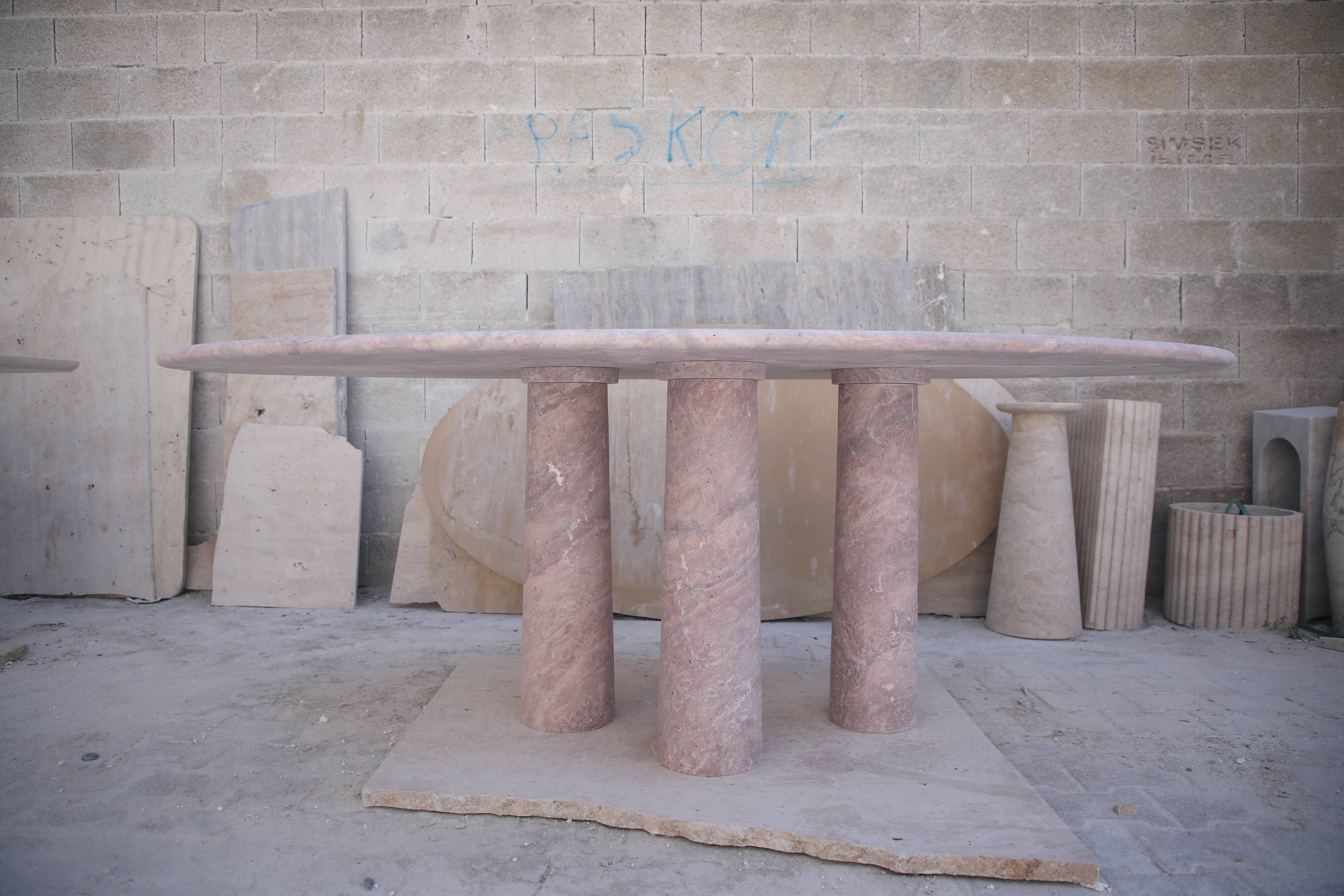 Table à manger ovale en travertin rouge Mario avec pieds en colonne par My Habitat Design