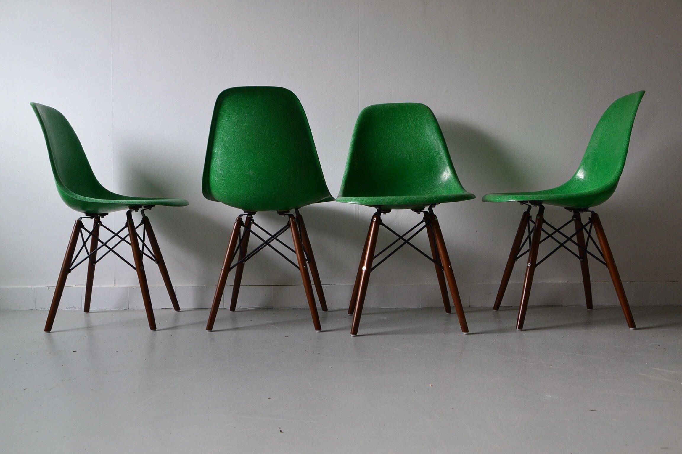 Lot de 4 chaises vertes par Charles et Ray Eames pour Herman Miller
