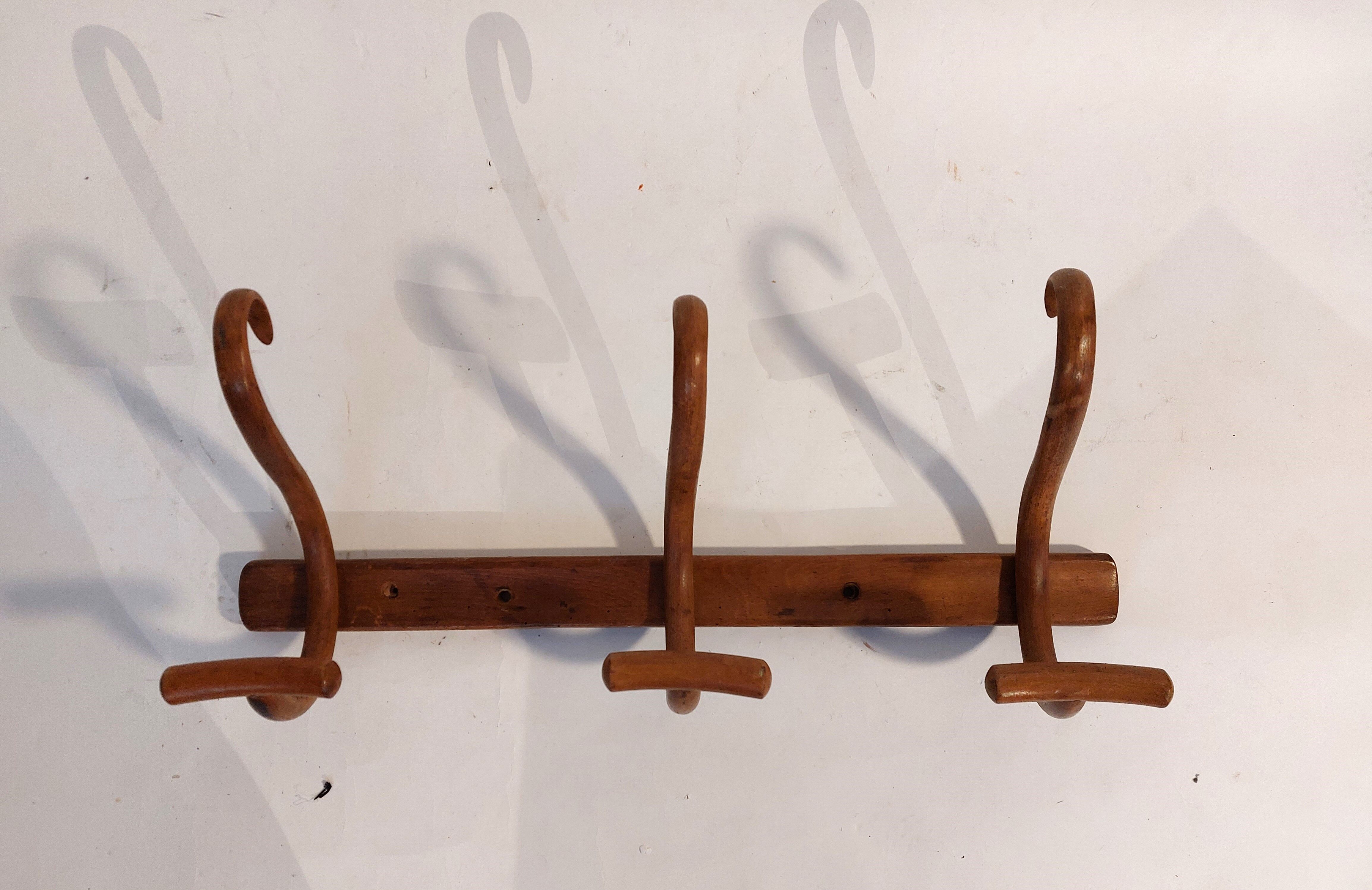 Curved wooden coat rack 3 walnut hooks Jacob & joseph Kohn 1900/1920.