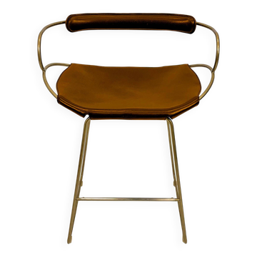 Kitchen bar stool with a brass metal backrest and natural tan tobacco leather.