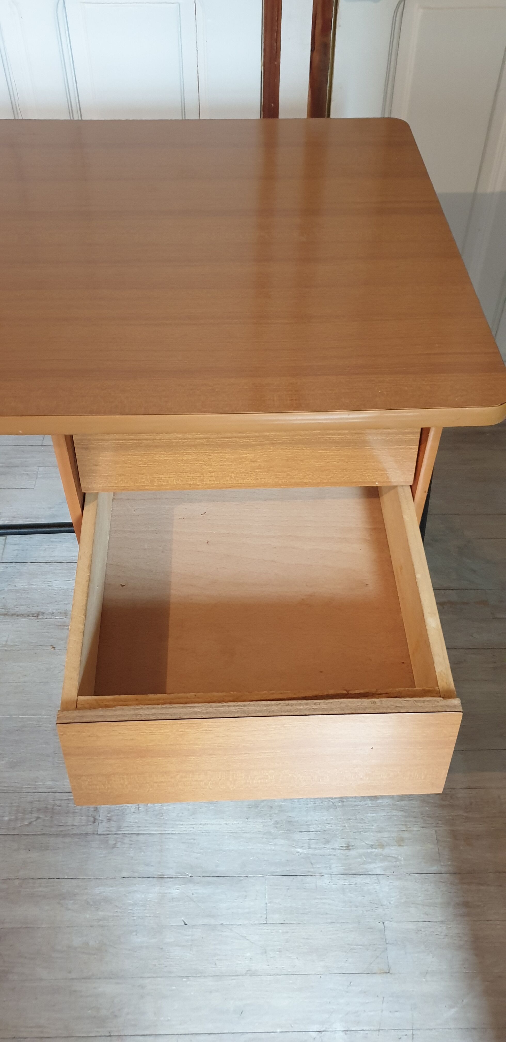 Bureau style moderniste pieds compas