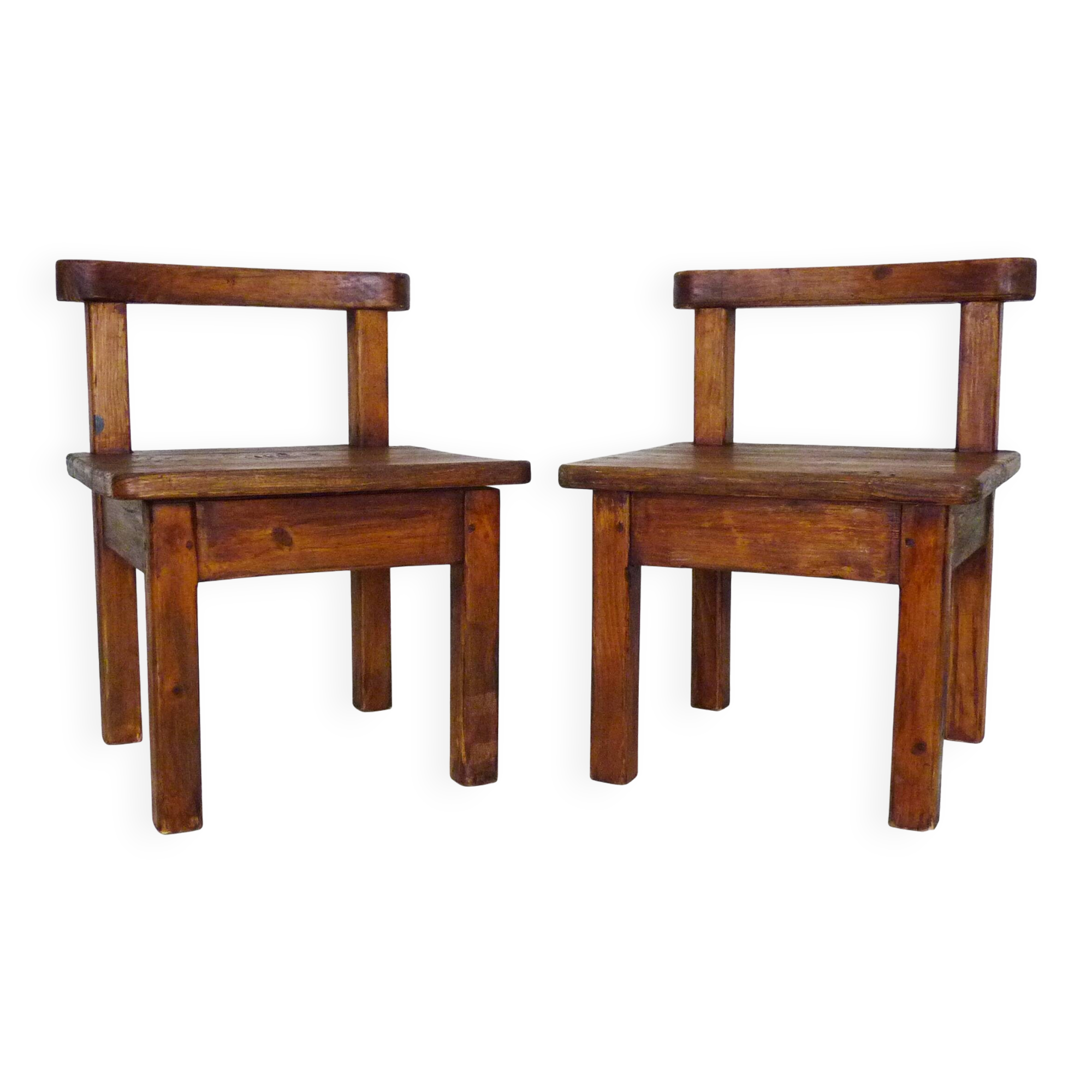 Paire de chaises basses brutaliste en bois massif. Années 60