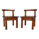 Paire de chaises basses brutaliste en bois massif. Années 60