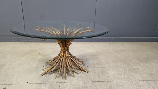 Table basse en verre et métal doré formant une gerbe de blé, années 1960