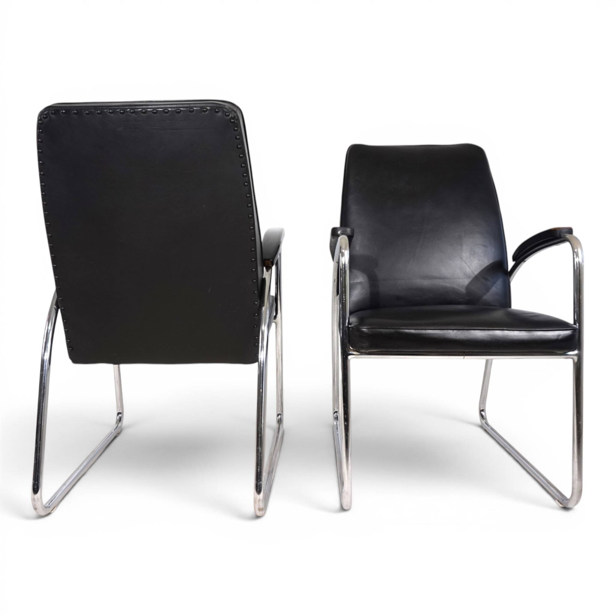 Set of 2 tubular steel Bauhaus Streamline leather armchairs, 1930.