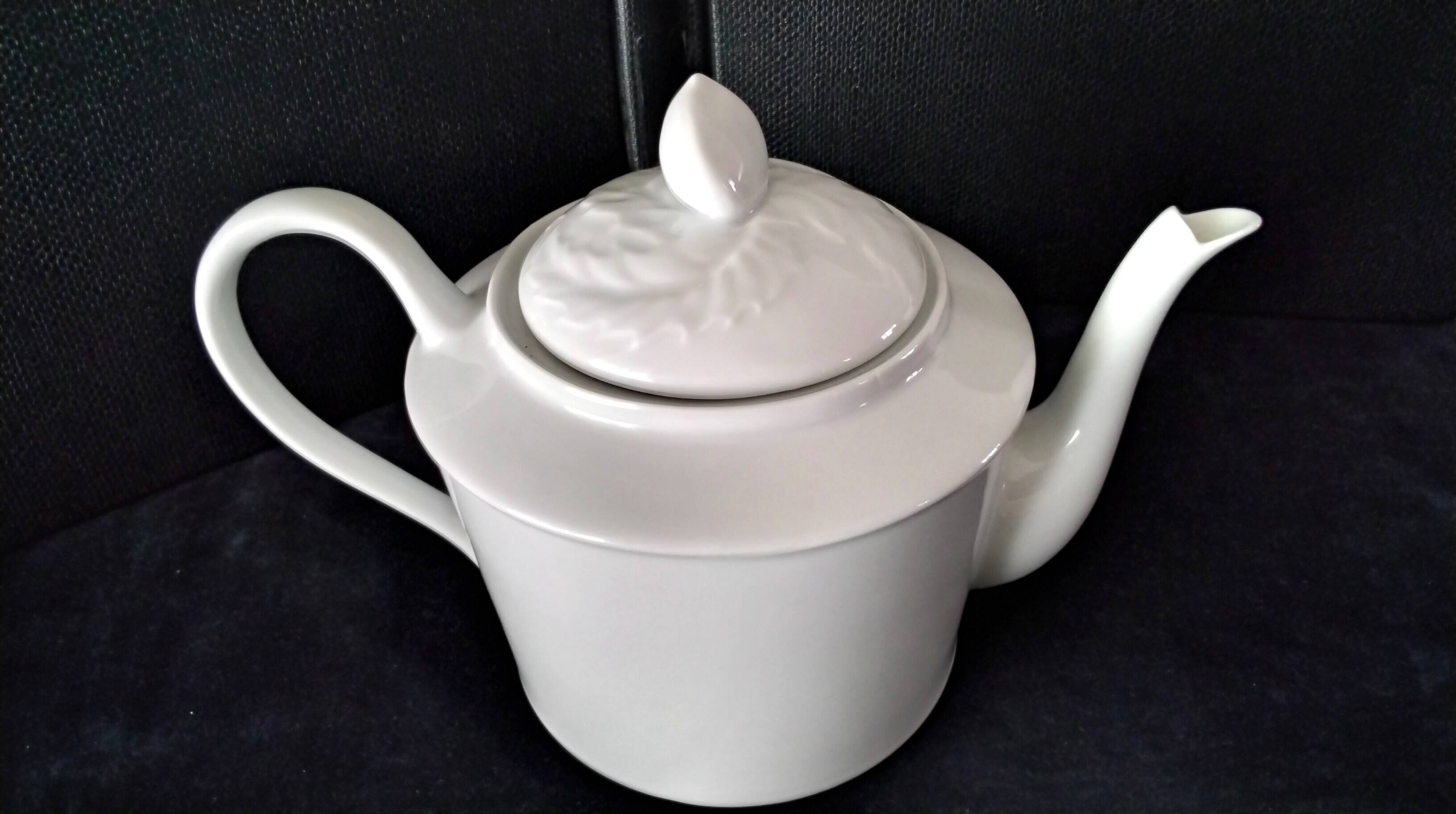 White porcelain teapot from Limoges 1 L