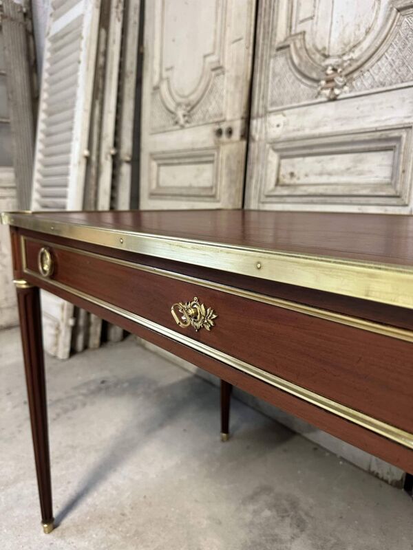 Bureau plat de style Louis XVI en acajou vers 1950