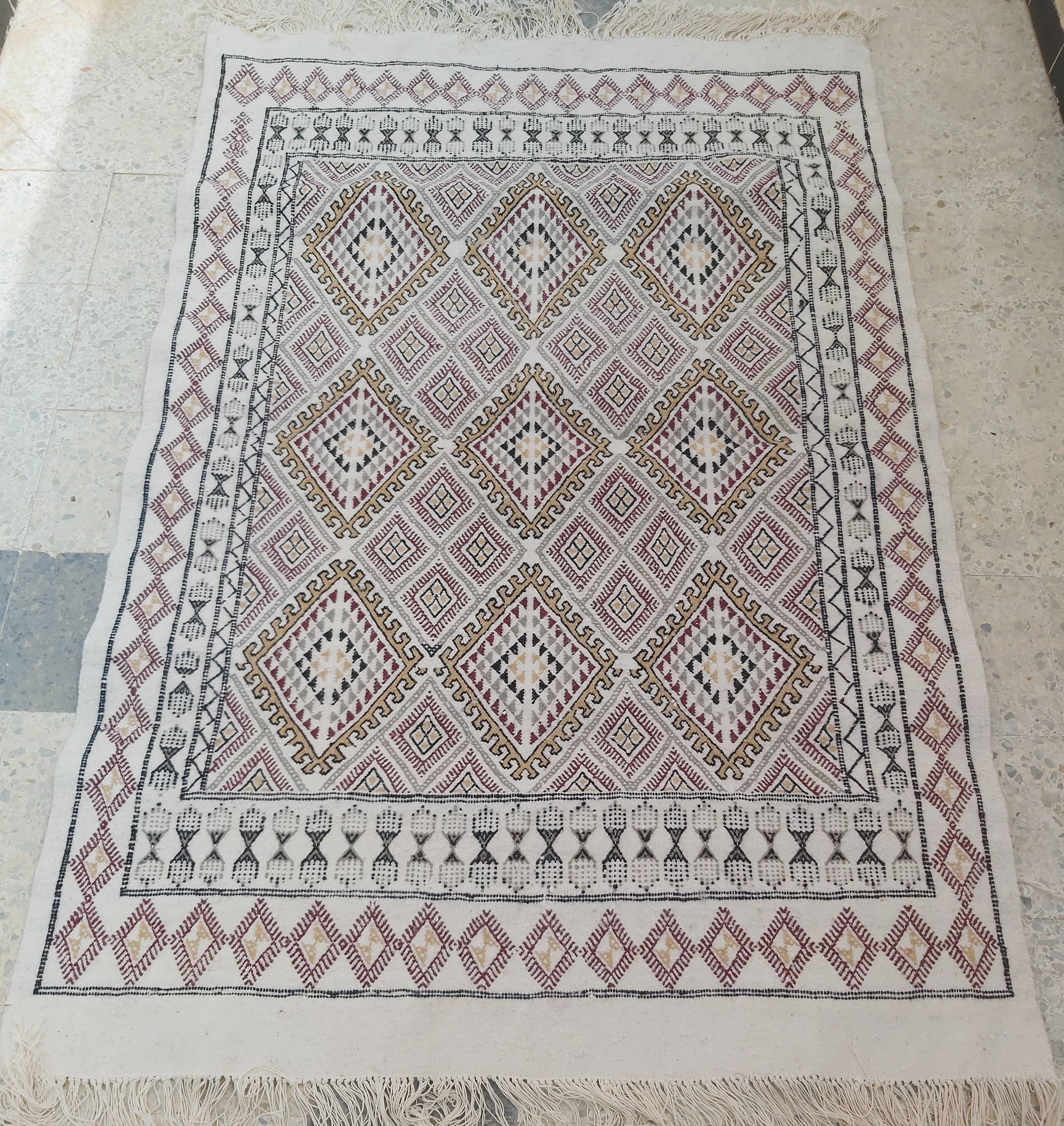 Handmade diamond pattern beige carpet 125x166cm